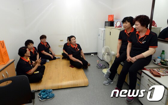 정부세종청사에서 근무하는 비정규직 미화원 근로자들이 23일 세종청사 내에 마련된 좁은공간의 휴게실에서 담소를 나누고 있다.  © News1 장수영 기자