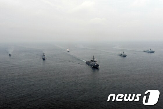 23일 제주인근 해상에서 한국·캐나다 해군이 연합해상기동훈련을 펼치고 있다. (해군 제공) 2017.6.23/뉴스1