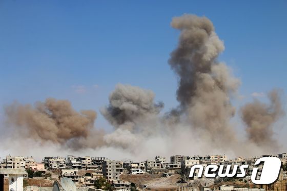 지난 22일 공습을 받은 시리아 다라의 반군 점령 지역에서 연기가 피어오르고 있다. © AFP=뉴스1