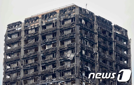 지난 14일 화재가 발생항 영국 런던 그렌펠 타워 © AFP=뉴스1