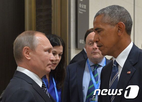 지난해 9월5일(현지시간) 중국 광저우에서 열린 G20 회담에서 서로 마주보는 푸틴 대통령(왼쪽)과 오바마 대통령. © AFP=뉴스1