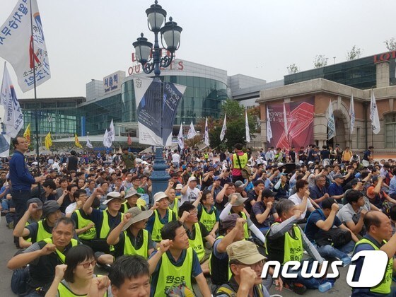 전국철도노동조합은 24일 서울역 광장에서 결의대회를 열고 철도 적폐 청산을 주장했다. © News1