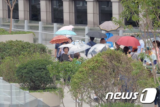 서울 중구 '서울로 7017'에서 우산을 쓴 시민들이 산책을 하고 있다. 2017.6.24/뉴스1 © News1 황기선 기자