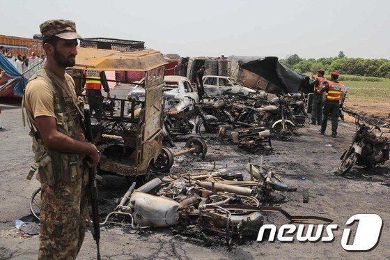 파키스탄 펀자브주 물탄시 인근 고속도로에서 25일(현지시간) 유조차가 전복된 후 폭발해 수백여명의 사상자가 발생했다. © AFP=뉴스1