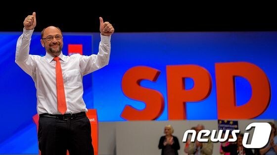 독일 사회민주당 특별 총회에서 25일(현지시간) 마틴 슐츠 대표가 연설하고 있다. © AFP=뉴스1