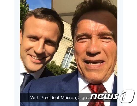 에마뉘엘 마크롱 프랑스 대통령과 아널드 슈워제네거 전직 미 캘리포니아 주지사가 함께 찍은 소셜미디어 동영상. (트위터 갈무리) © News1