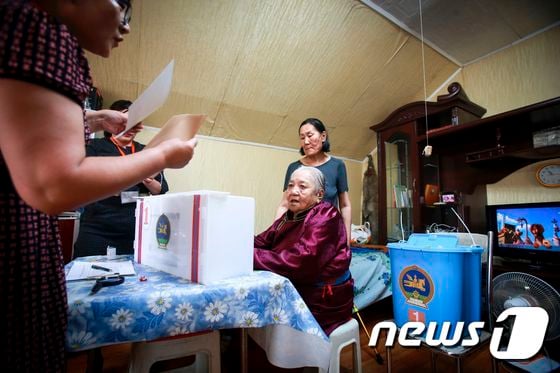 25일(현지시간) 몽골 울란바토르의 한 투표소에서 고령의 여성이 한 표를 행사했다. © AFP=뉴스1