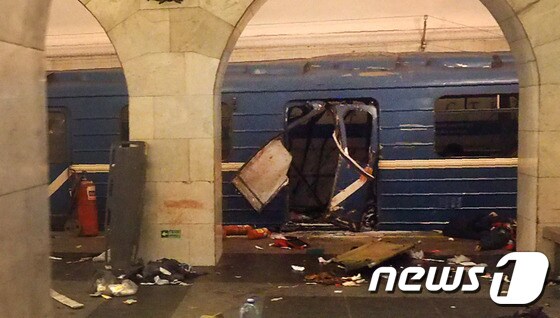 지난 4월3일(현지시간) 러시아의 제2도시 상트페테르부르크의 한 지하철에서 자살 폭탄 테러가 발생해 15명이 사망했다. © AFP=뉴스1