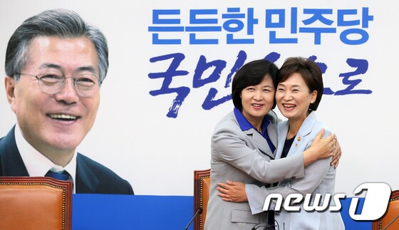 추미애 법무부 장관과 김현미 국토교통부 장관. 2017.6.28/뉴스1 © News1 이동원 기자