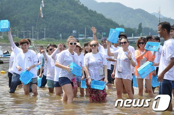 대한민국 대표여름 축제 '섬진강 황금재첩 축제'가 벌써부터 관광객의 마음을 설레게 한다 © News1