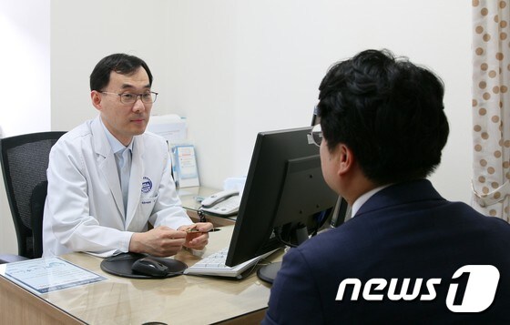 분당차병원 내분비내과 김수경(왼쪽) 교수와 상담 중인 당뇨병 환자.© News1