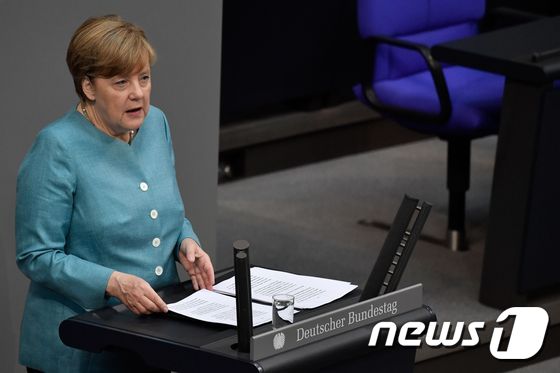 앙겔라 메르켈 독일 총리가 20일(현지시간) 의회에서 연설을 하고 있다. © AFP=뉴스1