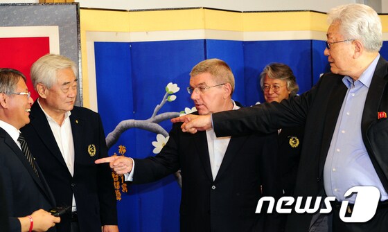 토마스 바흐 국제올림픽위원회(IOC) 위원장(가운데)과 장웅 북한 IOC 위원(오른쪽). © News1 문요한 기자