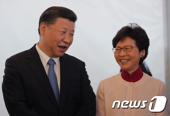 홍콩을 방문 중인 시진핑 중국 주석(왼쪽)은 29일 캐리 람 행정장관 당선인을 만났다. © AFP=뉴스1