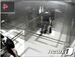 피의자가 아파트 엘리베이터에 달린 내부 폐쇄회로(CC)TV를 피하기 위해 구석에 서서 얼굴을 돌리고 있다.(부산지방경찰청 제공)© News1
