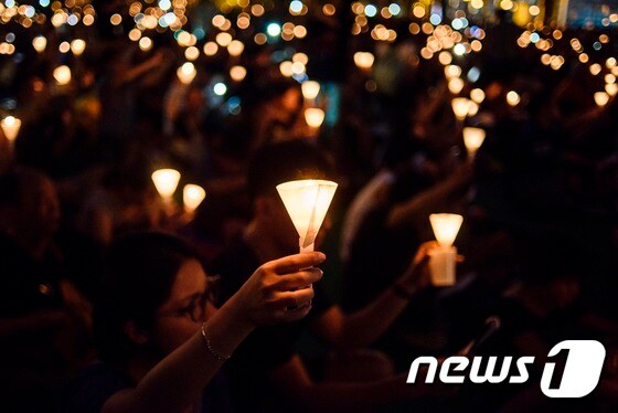 4일  천안문 사건  29주년을 맞아 홍콩의 시민들이 빅토리아 공원에서  희생자를 추모하는  촛불집회를 열고 있다.  © AFP=뉴스1 © News1 