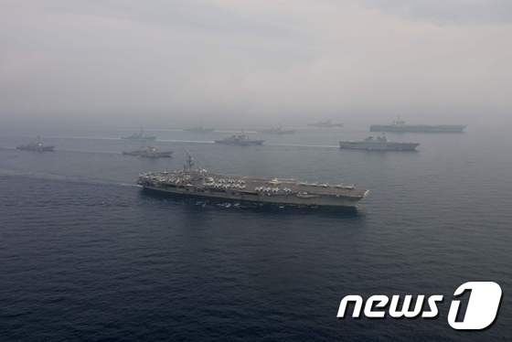 미국 해군 항공모함 '칼 빈슨'(가운데)과 '로널드 레이건'(오른쪽 위) 전단이 지난 1일 동해상에서 일본 해상자위대 함선 등과 함께 합동훈련을 하고 있다.  © AFP=뉴스1