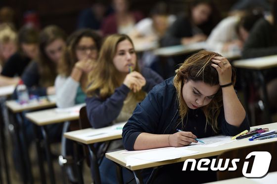 고등학교 학생들이 철학 시험을 치르며 고민하고 있는 모습. /© AFP=뉴스1