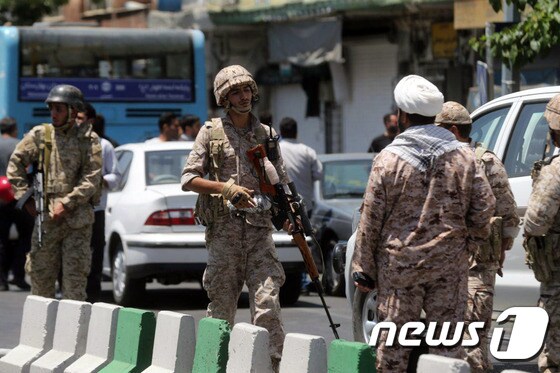 7일 이란 테헤란 의회 등에서 일어난 테러 공격 이후 일대에 병력이 투입됐다. © AFP=뉴스1