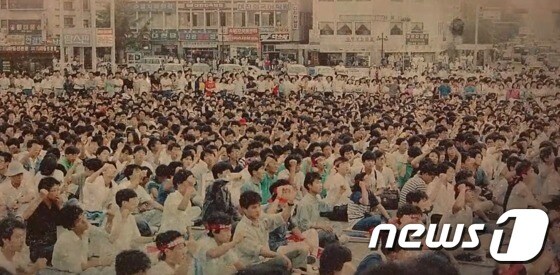 6·10 민주항쟁 당시 대전역~충남도청 대로의 모습 © News1