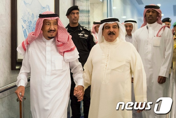 살만 빈 압둘아지즈 알 사우드 사우디아라비아 국왕(왼쪽)과 하마드 빈 이사 알 칼리파 바레인 국왕. © AFP=뉴스1