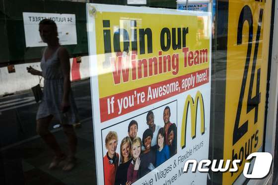 미국 뉴욕 맥도날드 매장에 구인광고가 붙어있다. © AFP=뉴스1