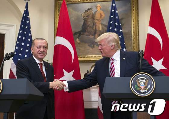 지난 5월16일 백악관에서 공동 기자회견 뒤 악수하는 도널드 트럼프 미 대통령과 레제프 타이이프 에르도안 터키 대통령.© AFP=뉴스1