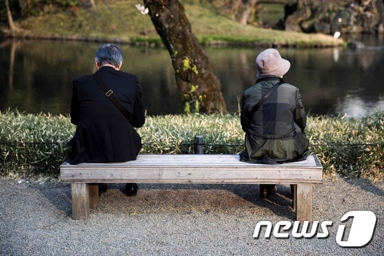 일본 수도 도쿄의 한 공원 벤치에 남녀 노인 한쌍이 앉아있다.  © AFP=뉴스1