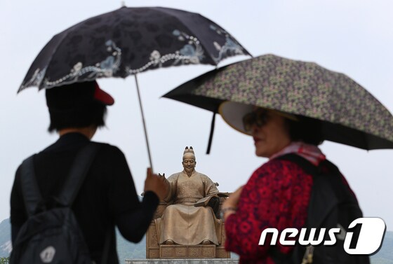 장마전선이 물러가면서 전국적으로 찜통더위가 찾아온 11일 오후 서울 종로구 광화문 광장에서 시민들이 양산을 쓰고있다. 기상청은 
