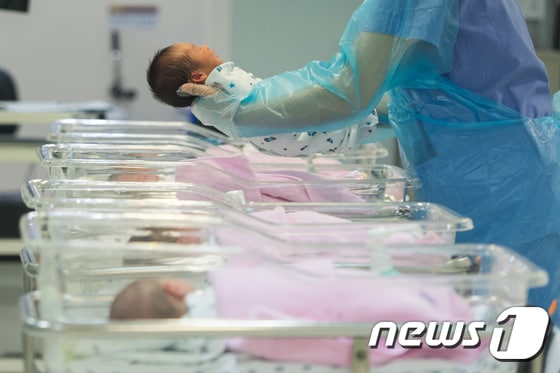 인구의 날인 11일 오후 서울 강남 차병원 신생아실에서 간호사들이 신생아를 돌보고 있다. 통계청에 따르면 지난해 한국의 합계출산율(여성 한 명이 가임기간 동안 낳을 것으로 예상하는 평균 출생아 수)은 1.17명이었다. 1971년 4.54명에서 계속 하락해 2000년대 이후에는 세계 최하위에 머물고 있다. 2017.7.11/뉴스1 © News1 유승관 기자