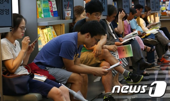 서울 종로구 영풍문고에서 시민들이 책을 읽고있다./뉴스1 © News1 