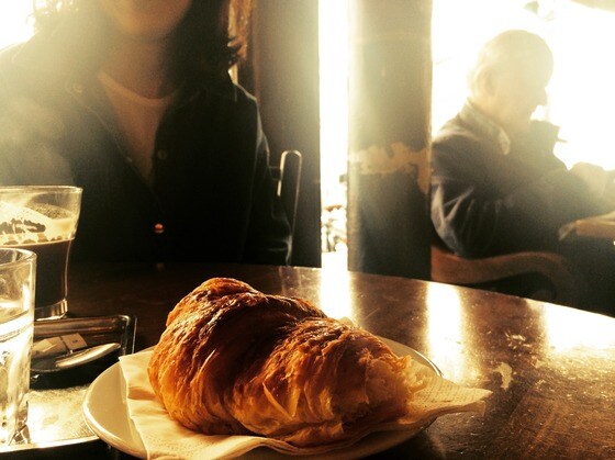 크루아상(croissant)과 카페 알롱제(café allonge) . 크루아상은 버터와 커피의 향을 물들이기에 딱 알맞은 도화지이다.© News1