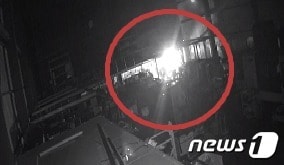 범행을 저지르는 문씨의 모습이 찍힌 폐쇄회로(CC)TV 영상. (부산사하경찰서 제공)2017.7.12/ 뉴스1 © News1 박채오 기자
