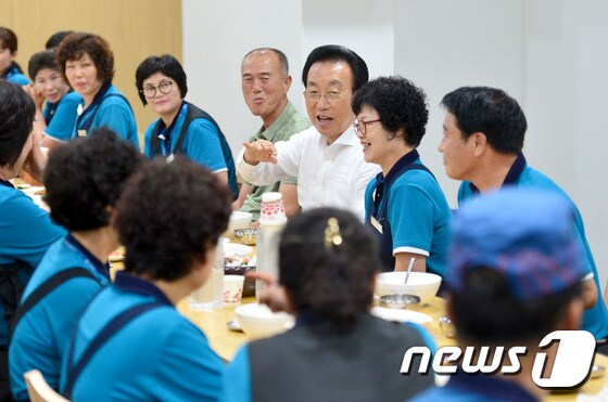 김관용 경북도지사는 12일 도청환경미화원과 삼계탕으로 점심을 같이 하고 있다.© News1