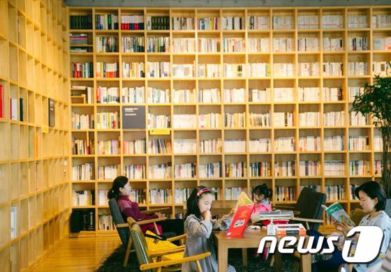 파주 책마을에서 학생, 학부모들이 책을 읽고 있다. 서울시교육청은 오는 11월까지 이곳에서 일반고 학생을 대상으로 책과 함께 여백이 있는 시간을 즐기는 '라이브러리 스테이'를 진행한다.(서울시교육청 제공)© News1