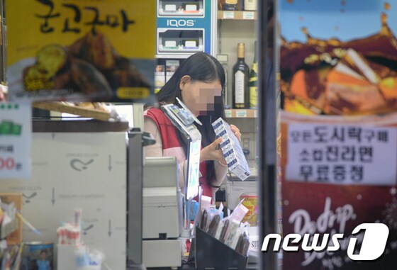 서울 종로구 한 편의점에서 아르바이트 직원이 근무를 하고 있다. /뉴스1 © News1 송원영 기자