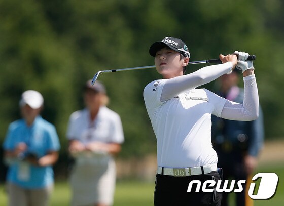 박성현(24·KEB하나은행)이 17일(한국시간) 열린 US 여자오픈 4라운드에서 1번홀 티샷을 날리고 있다. © AFP=News1