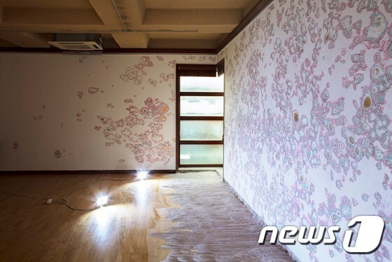 김도희_살갗 아래의 해변_연마기로 갈아낸 벽_가변설치_2017 (진화랑 제공) © News1