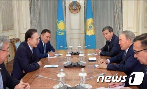 18일 4박5일 일정으로 카자흐스탄을 방문 중인 이명박 전 대통령이 누르술탄 나자르바예프 카자흐스탄 대통령과 면담을 갖고 있다  <이 전 대통령 페이스북 캡처>© News1