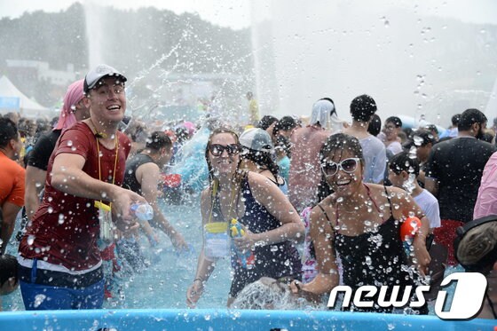 지난해 장흥 물축제 개최 모습(장흥군 제공)/뉴스1 © News1 최문선 기자