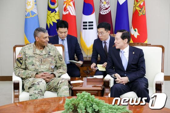 송영무 국방부 장관(오른쪽)과 빈센트 브룩스 한미연합사령관. (국방부제공) © News1