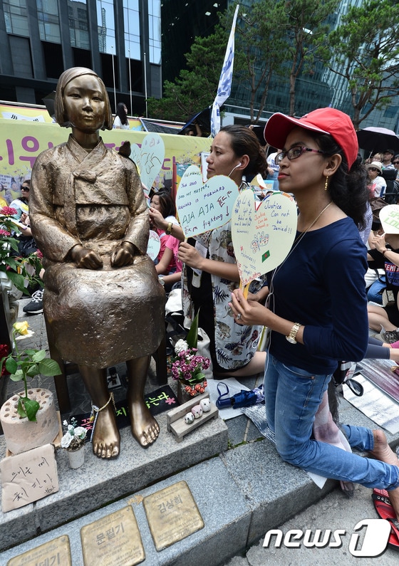 아시아-아프리카 여성 운동가들 '소녀상 앞에 무릎 꿇고'