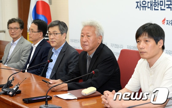 류석춘 자유한국당 혁신위원장(오른쪽 두번째)과 혁신위원들. 스1 © News1 박세연 기자
