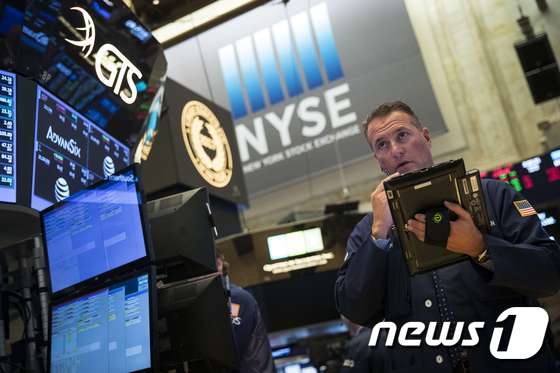 뉴욕증권거래소(NYSE)에서 한 트레이더가 스크린을 살피고 있다. © AFP=뉴스1