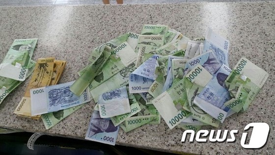 *자료사진-한 시민이  길에서 주워 경찰서에 신고한 현금.  (뉴스1DB)© News1 