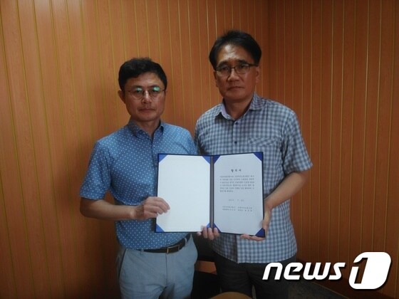 건창여객노조가  회사정상화를 위해 20일 근로자 임금동결에 합의했다.© News1