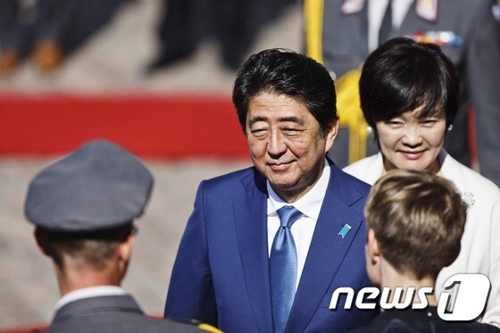 아베 신조 일본 총리와 부인 아키에 여사 © AFP=뉴스1
