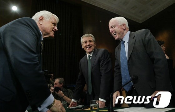 고 에드워드 케네디 전 상원의원(맨 왼쪽)과 존 매케인 상원의원(맨 오른쪽) (출처=워싱턴포스트 갈무리) © News1