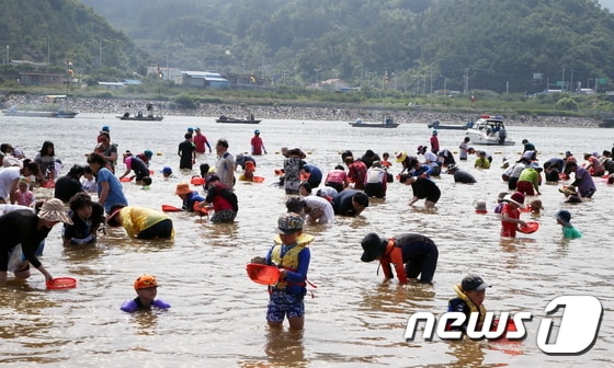 제3회 알프스 하동 섬진강 재첩축제가 21일 화려한 막을 올렸다.© News1
