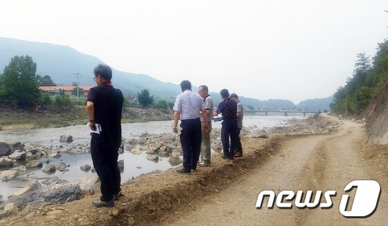 중앙합동조사단이 22일 오후 집중호우로 피해를 입은 충북 괴산군 칠성면을 방문해 실태조사를 하고 있다.© News1